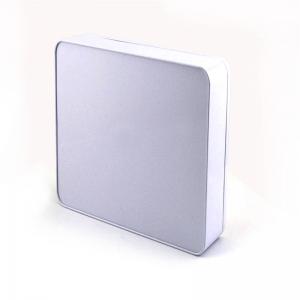 Пищевая шкатулка из прямоугольного шоколадного печенья с тисненой эмблемой