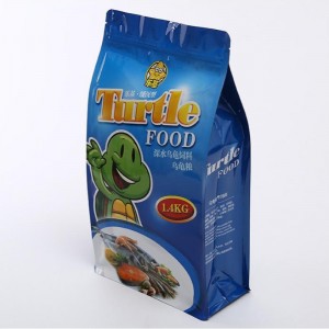 круглое дно стоит пластиковый гибкий мешок для упаковки мяса свинины морепродукты