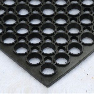 Противоскользящий резиновый коврик с дренажным отверстием для детской площадки