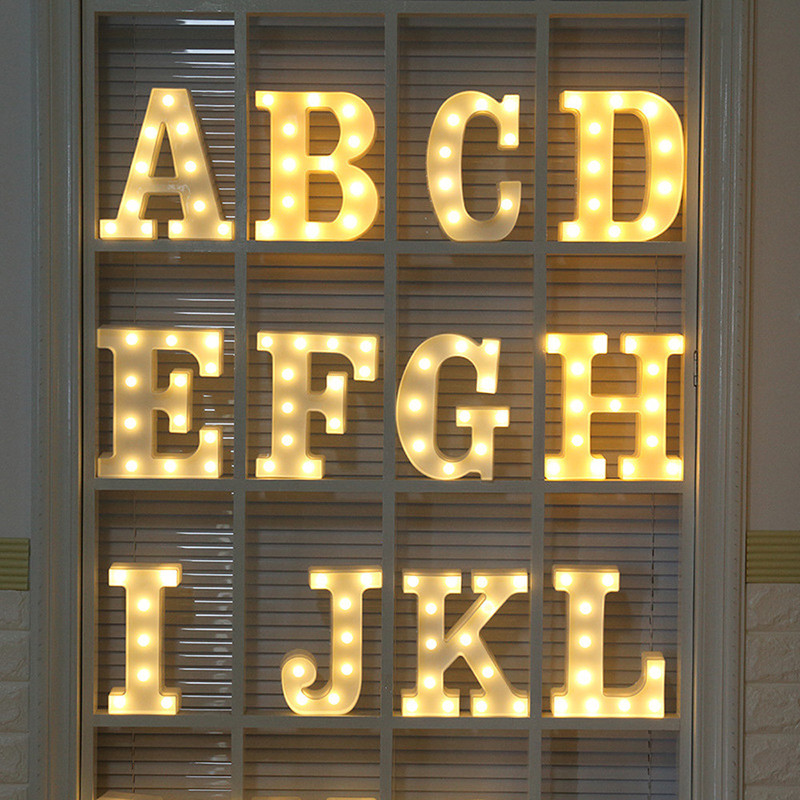 Светодиодные буквы алфавита загораются белыми пластиковыми буквами.
