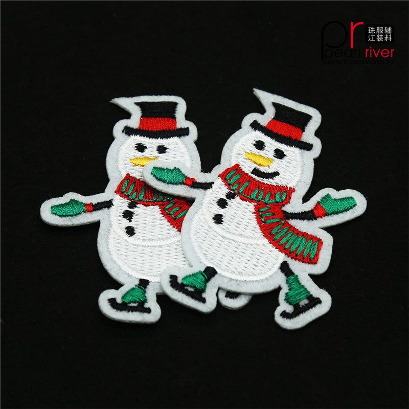 Рождественский снеговик с зелеными костюмами вышитый патч