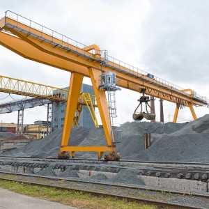 Портальный кран с грейфером