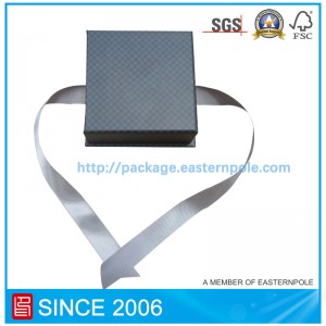 Черная роскошная упаковочная коробка с основой и лентой