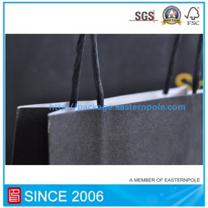 Черный бумажный пакет с тиснением логотипом из фольги