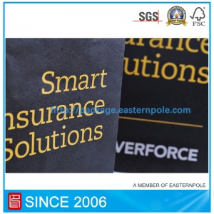 Черный бумажный пакет с тиснением логотипом из фольги