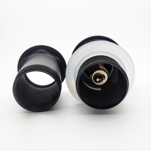 Nior бассейна щелкают стружкой