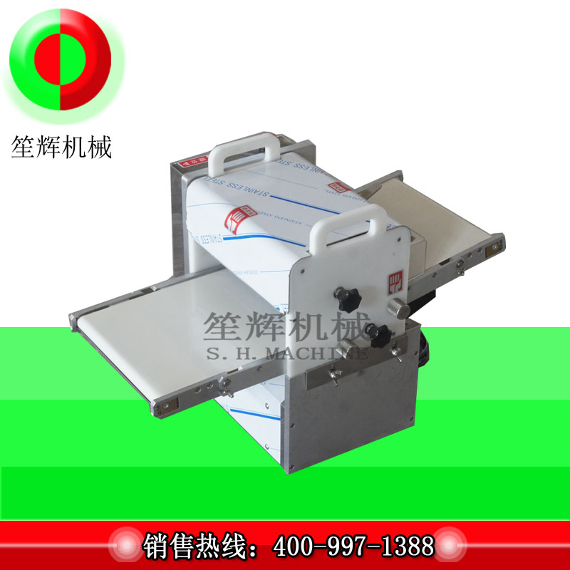 Небольшой мясорубка режет свиная корейка