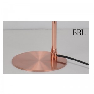 Настольная лампа с металлическим абажуром и функцией регулировки