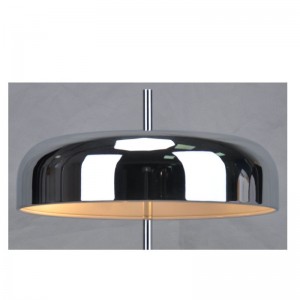 Настольная лампа с металлическим абажуром и плоским основанием