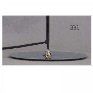 Настольная лампа с металлическим абажуром и плоским основанием