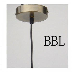 Подвесной светильник с сетчатым абажуром и медной отделкой