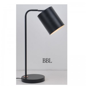 Настольная лампа с металлическим абажуром и функцией регулировки абажура