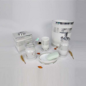 Элегантный белый с серебряной линией стеклянный набор для ванной