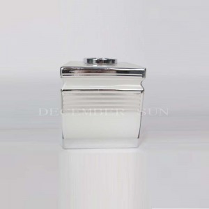 Элегантный белый с серебряной линией стеклянный набор для ванной