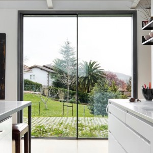 Узкая раздвижная дверь