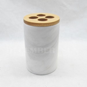 Белый мрамор с деревянными деталями