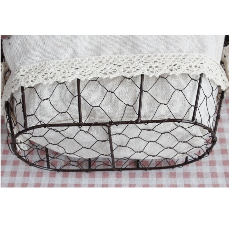 корзинка с праздничными цветами