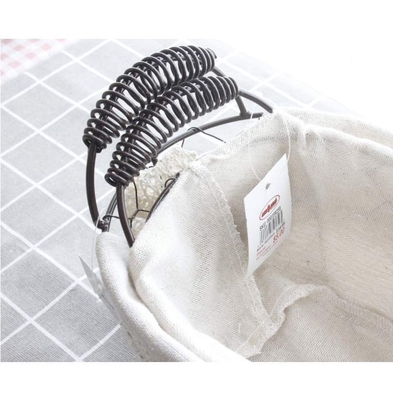 корзинка с праздничными цветами