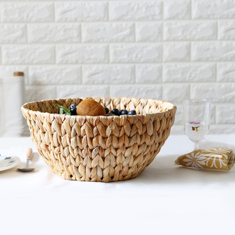 Плетеная корзина с водным гиацинтом