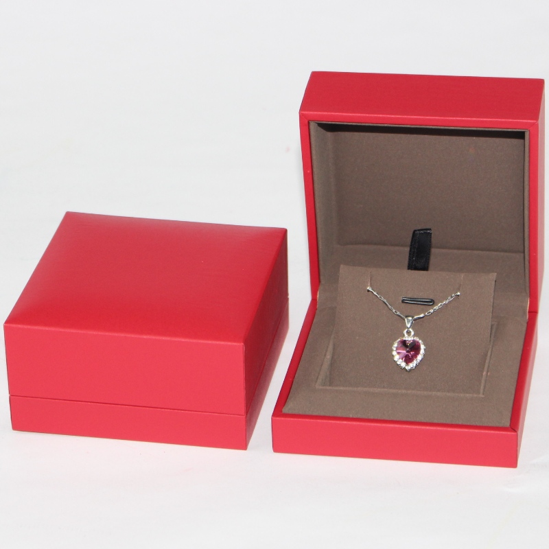 упаковочная коробка с красивыми ювелирными изделиями изготовлена из высококачественных красных подвесок, размер 90 * 90 * 45 мм