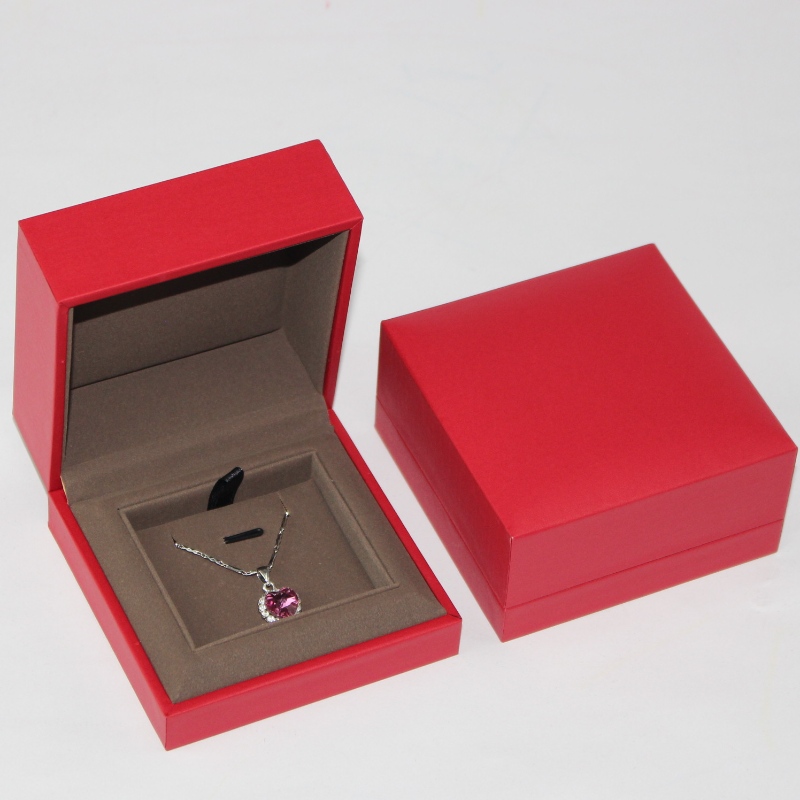 упаковочная коробка с красивыми ювелирными изделиями изготовлена из высококачественных красных подвесок, размер 90 * 90 * 45 мм