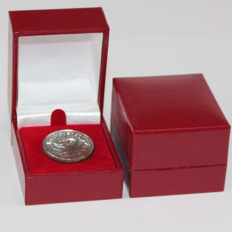 изделие V - 07 квадратная пластмассовая коробка, покрытая искусственным кожаной бумагой, диаметр 25 - 30 мм монеты, эмблемы, кольца и т...