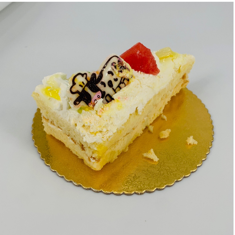 светлый круглый золотой торт, чтобы показать торт