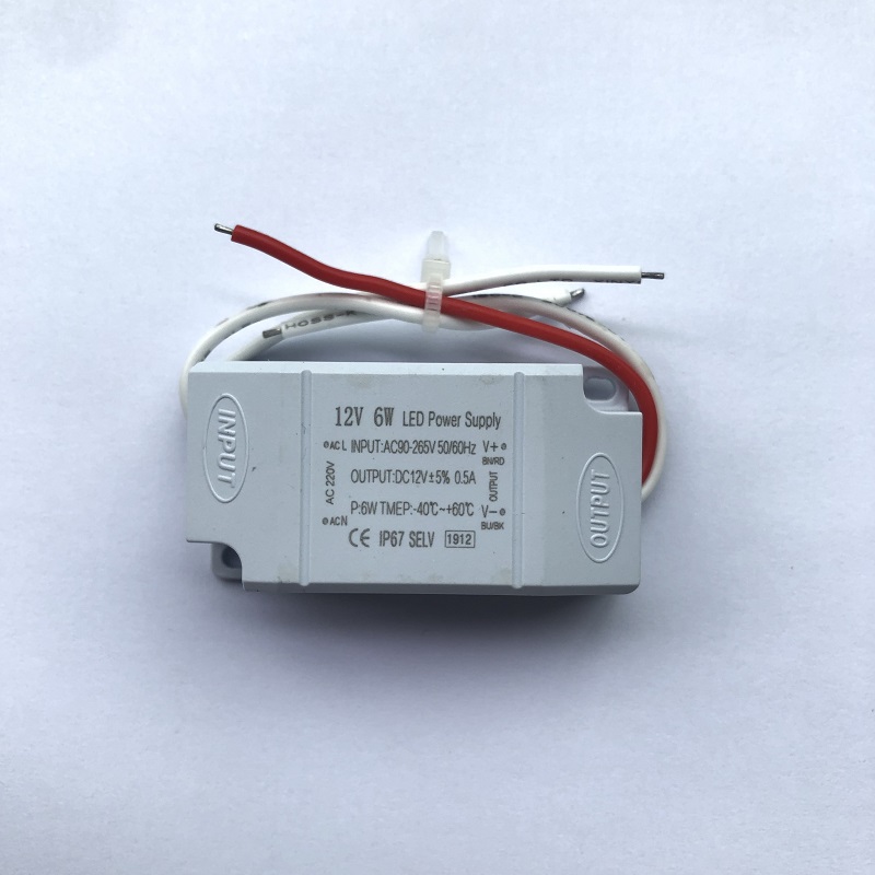 6W 24V Водонепроницаемый пластиковый корпус с постоянным давлением, заполнение клеем Регулируемый импульсный источник питания