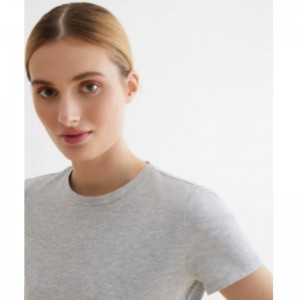 Подходящая светло-серая футболка из гипоаллергенного