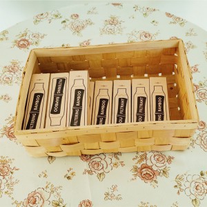 Простые продукты проданы деревянные чип-упаковочные корзины