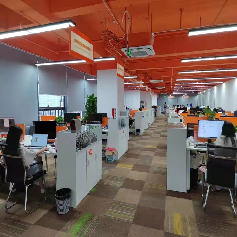 В офисе компании персонал усердно работает