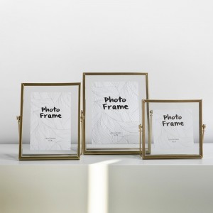 Металлическая и стеклянная рама