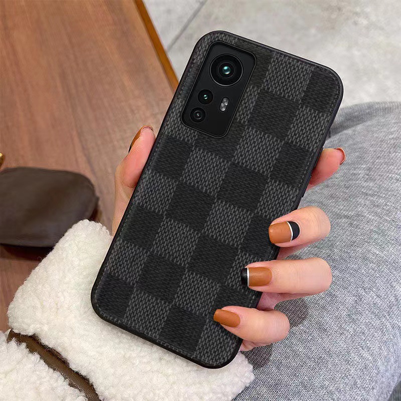 Это подходит для роскошного мобильного телефона Xiaomi12Pro. Он полностью обернут большой имитацией бренда вручную. Это падение и царапин защищающая кожа