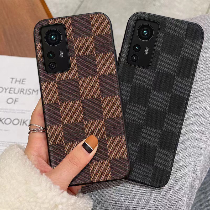 Это подходит для роскошного мобильного телефона Xiaomi12Pro. Он полностью обернут большой имитацией бренда вручную. Это падение и царапин защищающая кожа