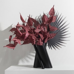 Черная наклонная ваза