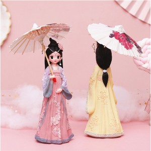 Изящная девушка с зонтиком