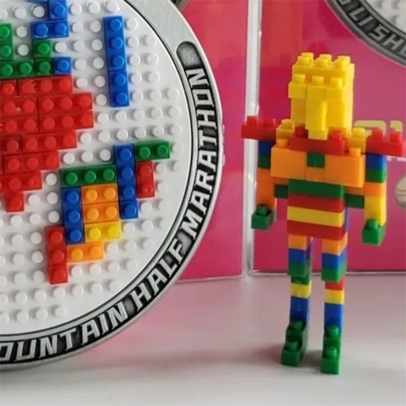 Награда замыкает медаль LEGO, играющий в медальоневой кулон