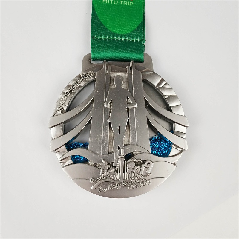 Проектируйте свою собственную медаль спортивного сплава с Lanyard Inject Glitter Liquid щука и серебряный медальон
