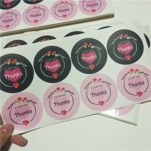 Круглая наклейка на этикетке