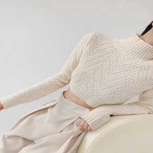 Грубый вязаный свитер в середине шея