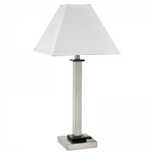 Одиночная настольная лампа в гостях