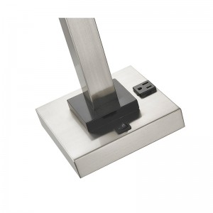 Одиночная настольная лампа в гостях