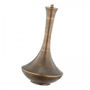 Декоративная антикварная железная настольная лампа в общественном пространстве