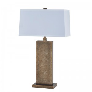 Декоративная антикварная железная настольная лампа у входа в общественное пространство