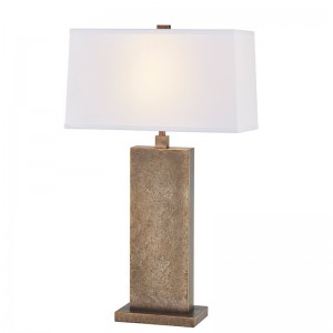 Декоративная антикварная железная настольная лампа у входа в общественное пространство