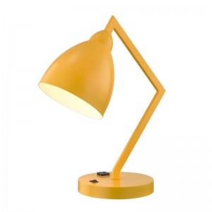 Настольная лампа с фиксированной металлической рукой и головой со встроенной выходом питания и на выключателе на рокеров/off на б...