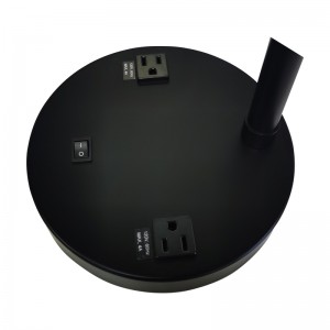 Двухцветная настольная лампа с черной и светлой желтой отделкой, выключателем на/off и двух удобных розетках в номере