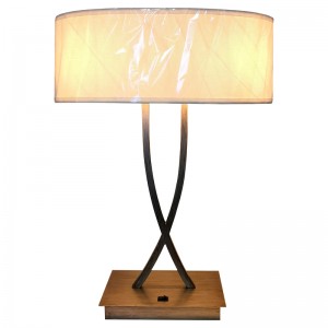 Два легких антикварных серебряных настольных настольных ламп с выключателем на/off в гостях