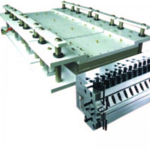 Пластическая экструзионная форма с широкой дверью