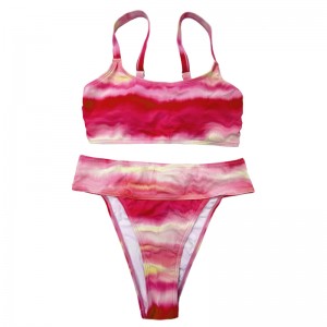 Розовой градиент с широкими складками для комфорта на плече